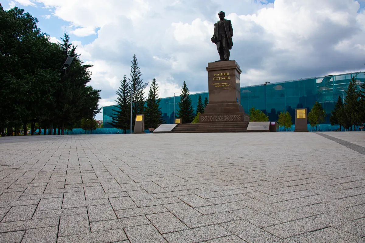 Памятник Сатпаеву, г. Астана